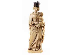 Detailabbildung:   Elfenbeinschnitzfigur einer stehenden Madonna mit dem Kind