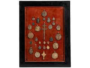 Detail images:   Sammlung von 30 Bronzemedaillons, Anhängern und Bronzekreuzen