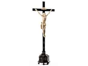 Detailabbildung:   Reliquienkreuz mit großem Corpus Christi in Elfenbein