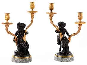Detailabbildung:   Paar figürlich gestaltete Kerzenleuchter in Bronze, Vergoldung und Marmor