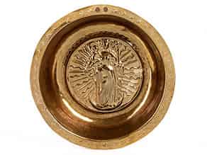 Detailabbildung:   Seltene, gotische Beckenschlägerschüssel mit Maria in der Glorie