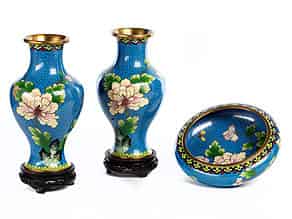 Detailabbildung:   Konvolut von zwei Cloisonné-Vasen und einer Schale