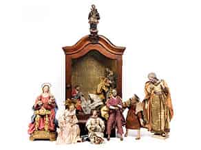 Detailabbildung:  Sammlung von sechs großen Krippenfiguren sowie ein frontverglaster Schaukasten mit Krippenfiguren der Heiligen Familie