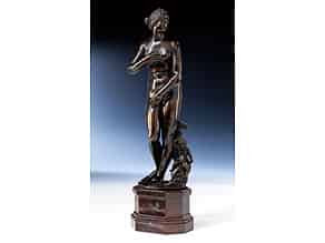 Detail images:   Bronzefigur einer Venus mit Delfin und Cupido