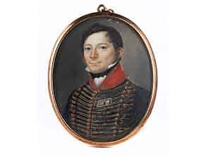Detail images:   Ovales Miniaturportrait eines jungen Offiziers in Uniform mit rotem Stehkragen
