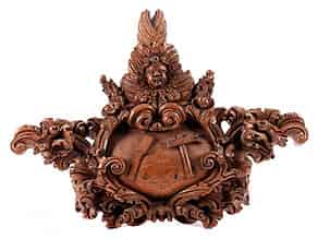 Detail images:  Schnitzerei mit Wappen
