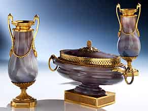 Detail images:  Äußerst seltene, elegante Kaminaufsatzgarnitur in grauem Lagenachat und vergoldeter Bronze