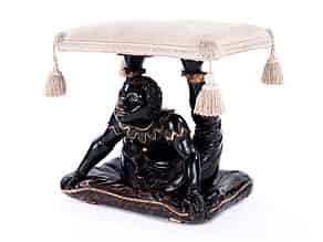 Detailabbildung:   Hocker in figürlicher Gestaltung eines in akrobatischer Haltung sitzenden Mohren auf einem Kissen