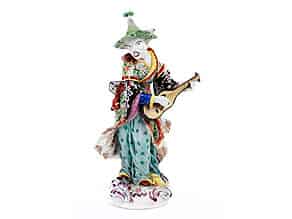 Detailabbildung:   Porzellanfigur eines chinesischen Musikanten mit Saiteninstrument