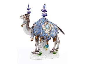 Detailabbildung:   Meissener Porzellanfigur eines Kamels mit blauer Satteldecke