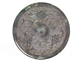 Detailabbildung:   Bronzespiegel mit Drachenmuster