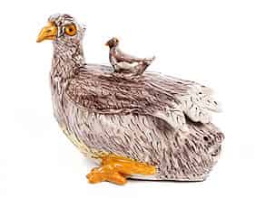 Detailabbildung:  Majolika-Terrine in Gestalt eines Huhns