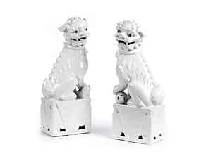 Detailabbildung:   Paar Tempelwächter-Hunde in chinesischem Weißporzellan