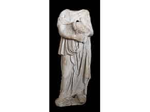 Detailabbildung:   Römische Marmorstatue einer Frau in langem Gewand mit einer Opfer-Weihgabe