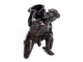 Detail images:   Kleine Bronzefigur eines knienden Fauns