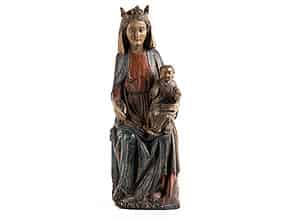 Detailabbildung:   Schnitzfigur einer Maria mit dem segnenden Jesuskind