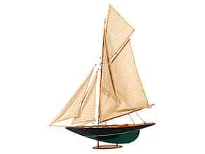 Detailabbildung:  Großes Modell eines Segelbootes