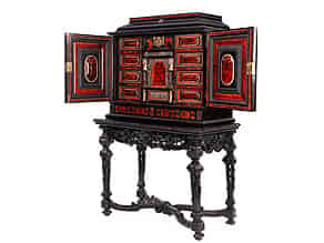 Detailabbildung:  Eleganter Kabinettkasten in Ebenholz und leuchtend rotem Schildpatt