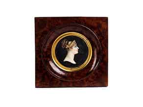 Detailabbildung:   Miniaturbildnis einer jungen Frau mit goldenem Diadem im lockig hochgesteckten Haar