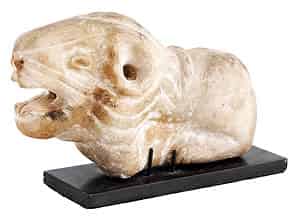Detailabbildung:   Marmorfigur eines sitzenden Löwen