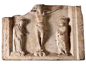 Detailabbildung:   Marmorrelief mit Kreuz Christi und Assistenzfiguren