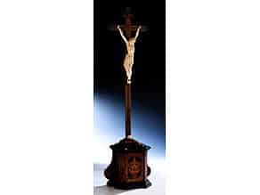 Detailabbildung:   Hausaltarstellkreuz mit Corpus Christi in Elfenbein