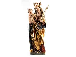 Detailabbildung:   Schnitzfigur einer Madonna mit Kind im spätgotischen Stil