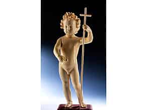 Detailabbildung:   Elfenbeinfigur eines stehenden Jesusknäbleins mit Kreuzstab