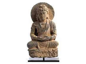 Detailabbildung:   Buddhafigur in grauem Schieferstein der Ghandhara-Zeit