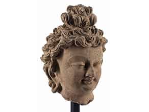 Detailabbildung:   Bedeutender, lebensgroßer Terrakotta-Kopf eines Bodhisattvas