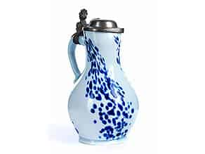 Detail images:  Opalisierender Milchglaskrug mit blauen Glaseinschlüssen