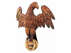 Detailabbildung:  Schnitzfigur eines Adlers mit ausgebreiteten Flügeln