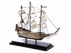 Detailabbildung:   Silbernes Modell eines Schiffes