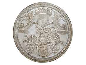 Detailabbildung:   Großer Marmor-Tondo mit dem Wappen des ehemaligen Königreichs Aragon-Kastilien