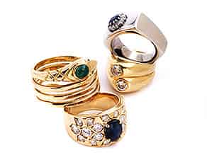 Detailabbildung:   Vier Ringe mit Brillanten und Farbsteinen