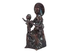 Detailabbildung:   Bronzefigur einer Maria mit dem segnenden Jesuskind