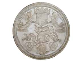 Detailabbildung:   Großer Marmor-Tondo mit dem Wappen des ehemaligen Königreichs Aragon-Kastilien