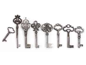 Detail images:   Konvolut von acht Schlüsseln