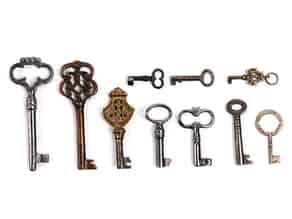 Detail images:   Konvolut von zehn kleinen Schlüsseln