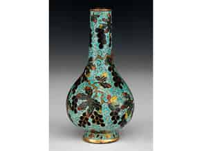 Detailabbildung:  Cloisonné-Vase mit Weintrauben