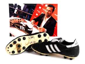 Detailabbildung:  Die legendären Weltmeisterschafts-Schuhe von Lothar Matthäus von der WM 1990 in Italien Versteigerung zu einem wohltätigen Zweck.