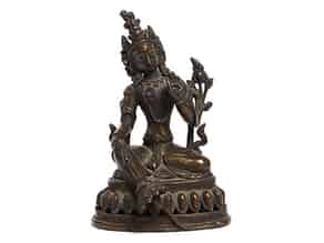 Detailabbildung:   Kleine Bronzefigur einer Grünen Tara 