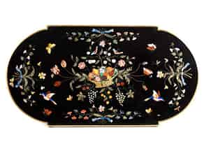 Detailabbildung:  Große Tafelaufsatzplatte in schwarzem Schiefer mit Pietra dura-Einlagen dekoriert 