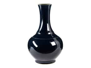Detail images:   Monochrom blaue Vase