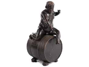 Detailabbildung:   Bronzefigur eines dickleibigen, zwergenhaften Mannes auf einem Weinfass