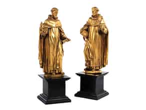 Detailabbildung:  Bronzefigurenpaar zweier Ordensheiliger