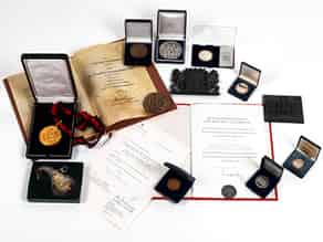 Detail images:   Konvolut von 13 politischen Medaillen und Plaketten sowie zwei Urkunden