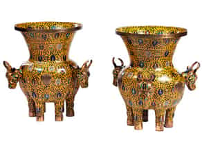 Detail images:  Paar große Cloisonné-Gefäße über sechs abstrahierten Tierbeinen
