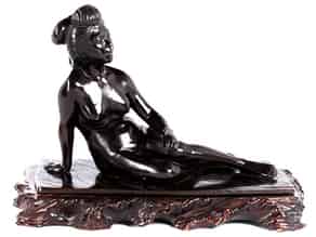 Detail images:   Japanische Bronzeskulptur mit lagerndem Frauenakt