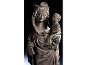 Detailabbildung:  Steinfigur einer gotischen Madonna mit Kind